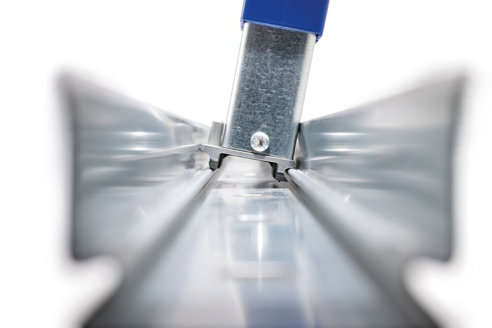 «Durch die speziell geformte Fussplatte lässt sich das Duofix-Element schnell und werkzeuglos in die Duofix-Systemschiene einklicken», betonte Reto Bättig, Geschäftsführer der Geberit Vertriebs AG, am Event des Unternehmens.